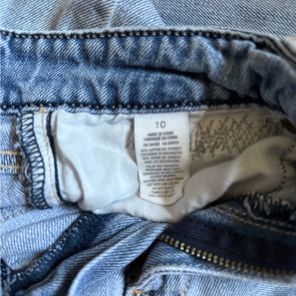 American Eagle Distressed Shorts - Picture 2 of 3